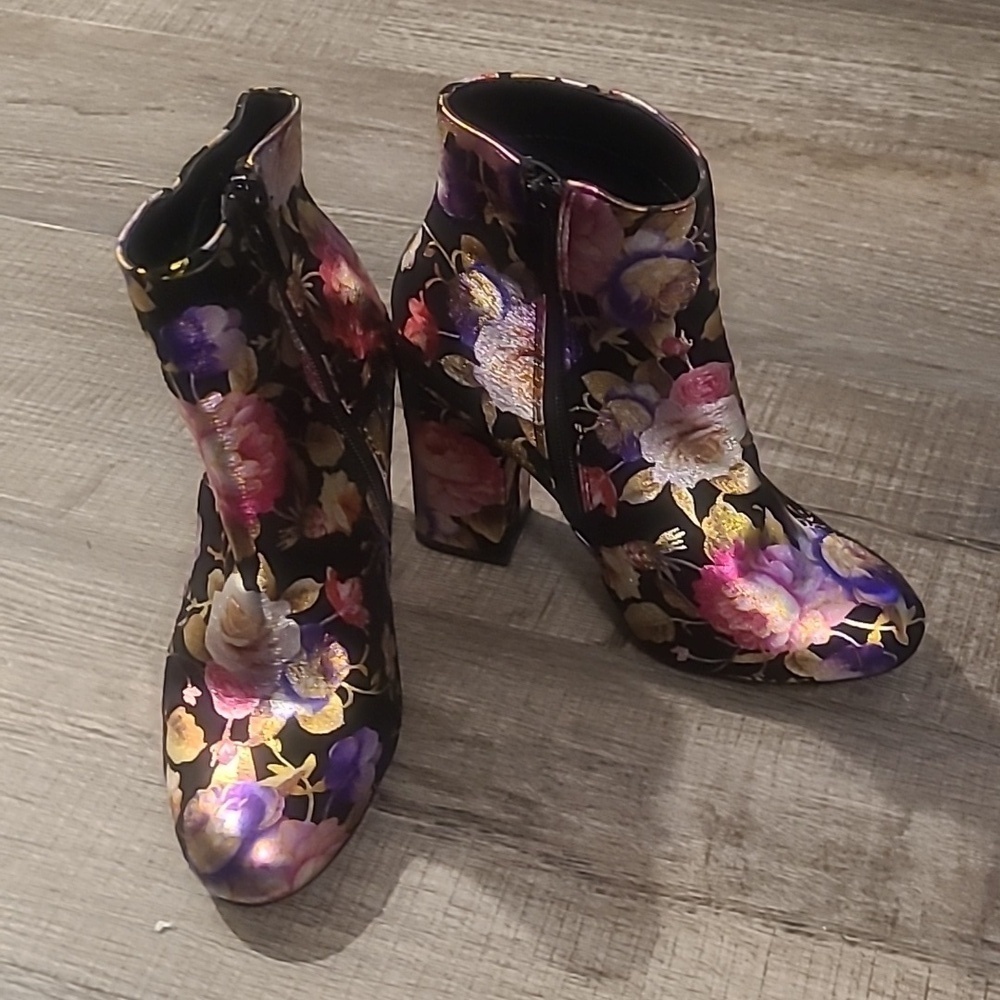 EUC Bamboo Namaste Floral Black Block Heel Ankle Boots Women's Sz 6.5